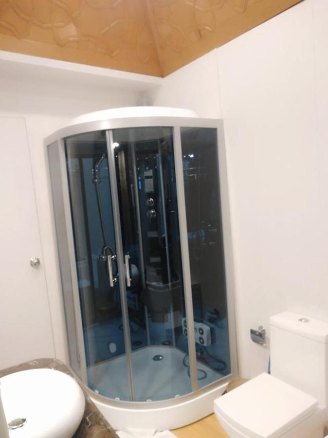 ホテルThe Mughal Sheraton Houseboat Durgjan エクステリア 写真