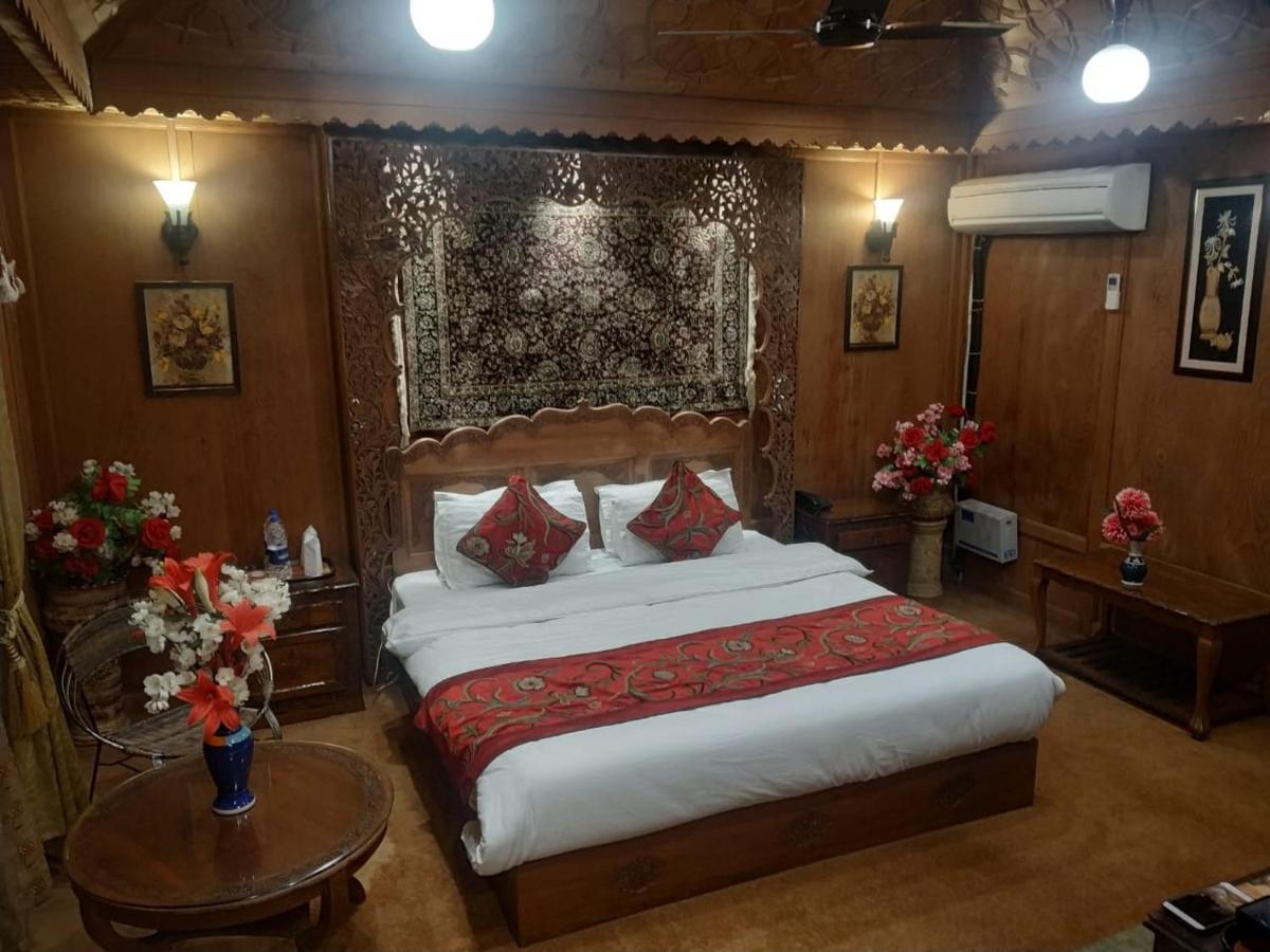 ホテルThe Mughal Sheraton Houseboat Durgjan エクステリア 写真