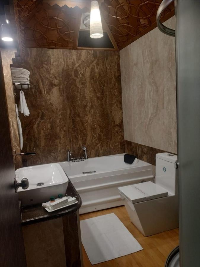 ホテルThe Mughal Sheraton Houseboat Durgjan エクステリア 写真