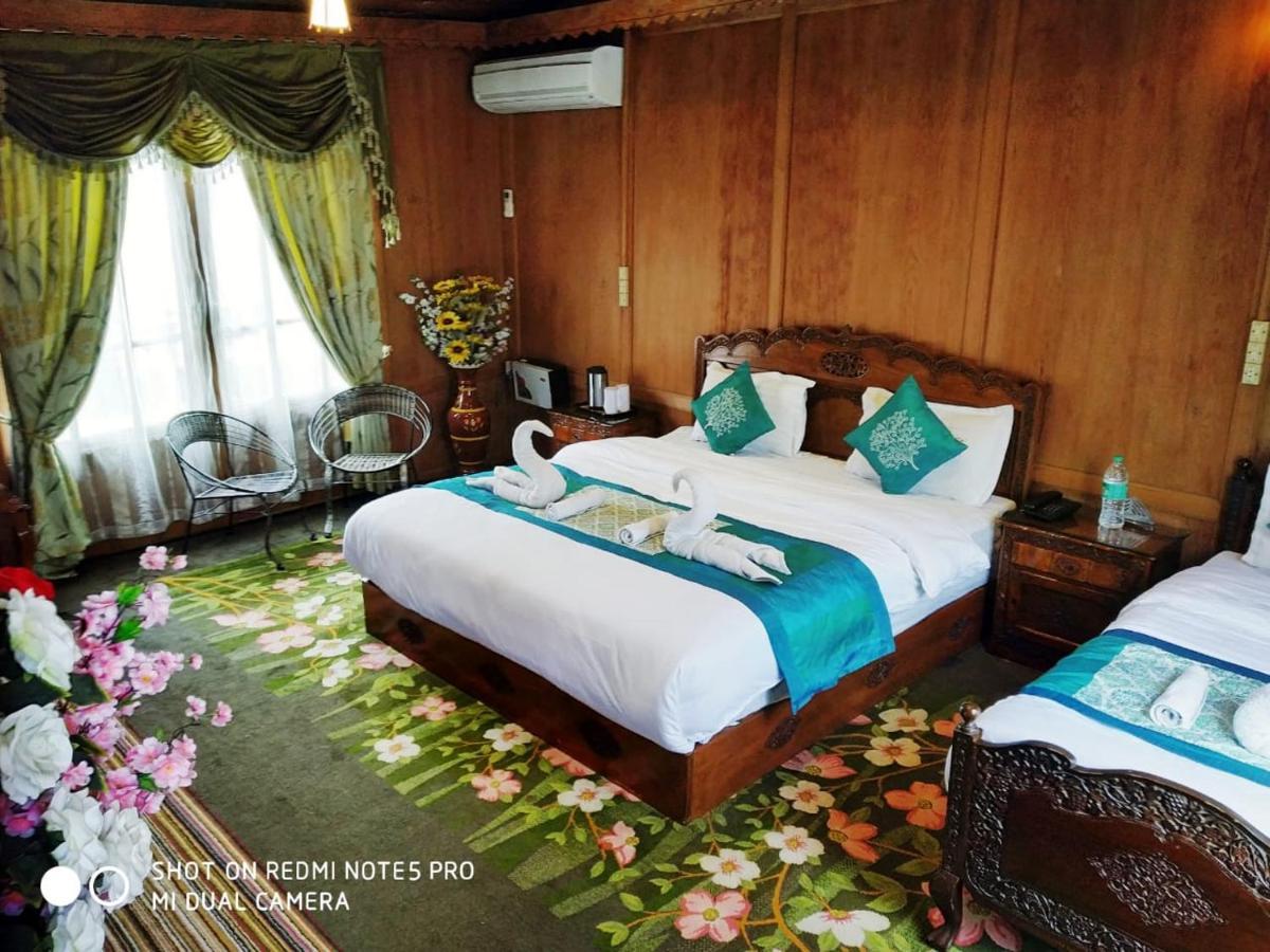 ホテルThe Mughal Sheraton Houseboat Durgjan エクステリア 写真