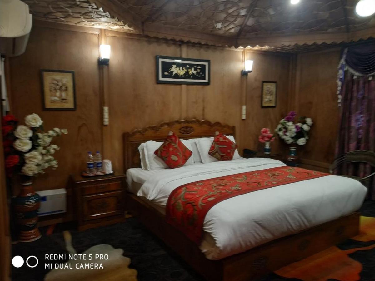 ホテルThe Mughal Sheraton Houseboat Durgjan エクステリア 写真