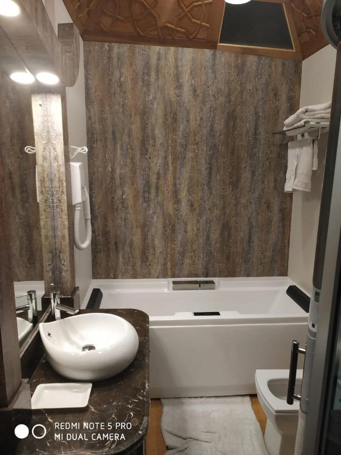 ホテルThe Mughal Sheraton Houseboat Durgjan エクステリア 写真