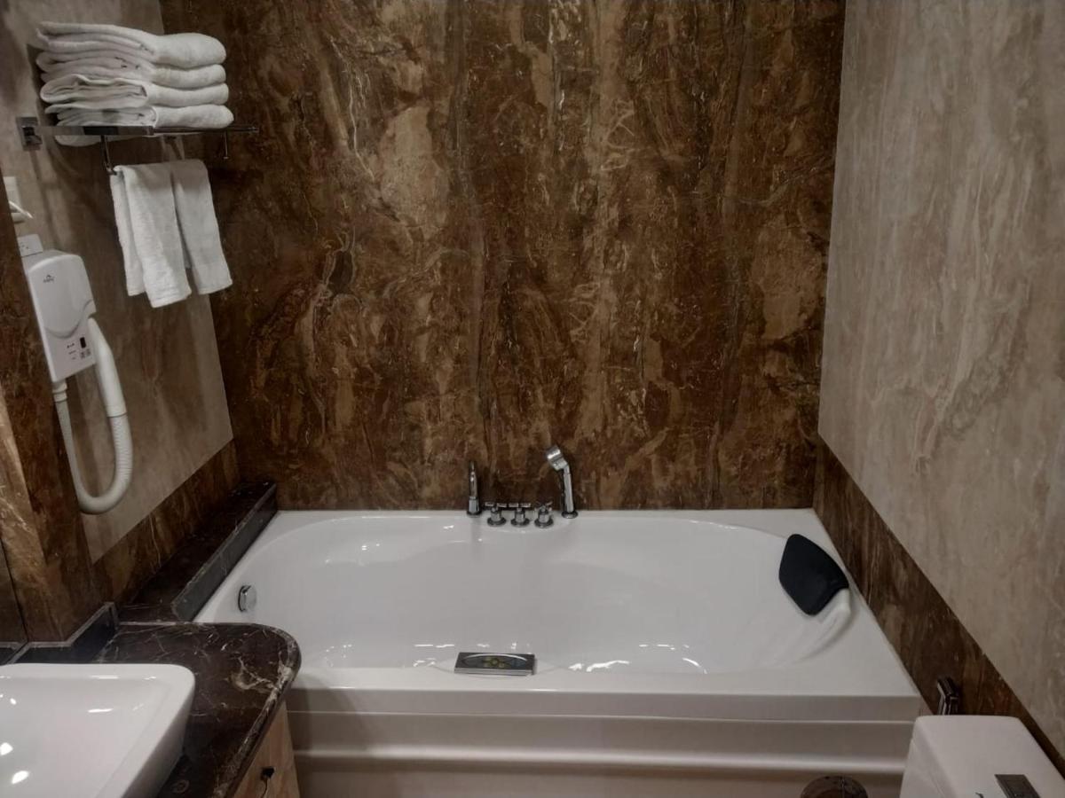 ホテルThe Mughal Sheraton Houseboat Durgjan エクステリア 写真