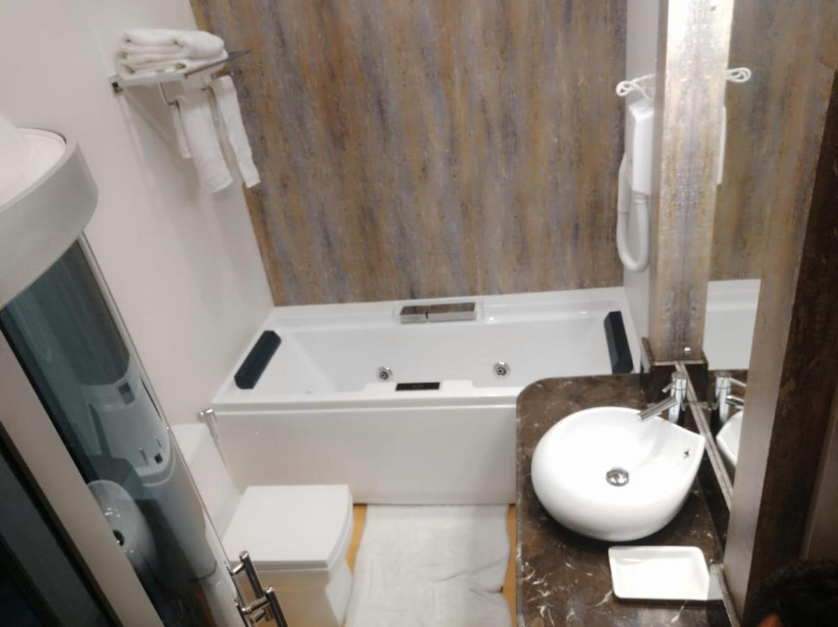 ホテルThe Mughal Sheraton Houseboat Durgjan エクステリア 写真
