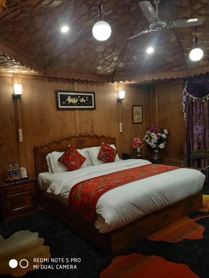 ホテルThe Mughal Sheraton Houseboat Durgjan エクステリア 写真