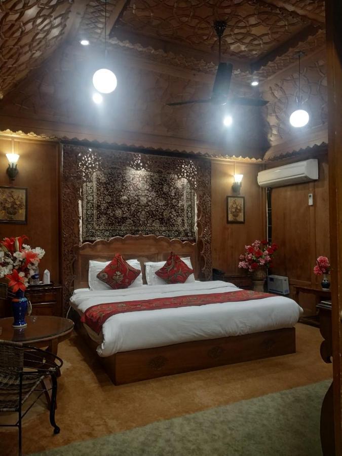 ホテルThe Mughal Sheraton Houseboat Durgjan エクステリア 写真