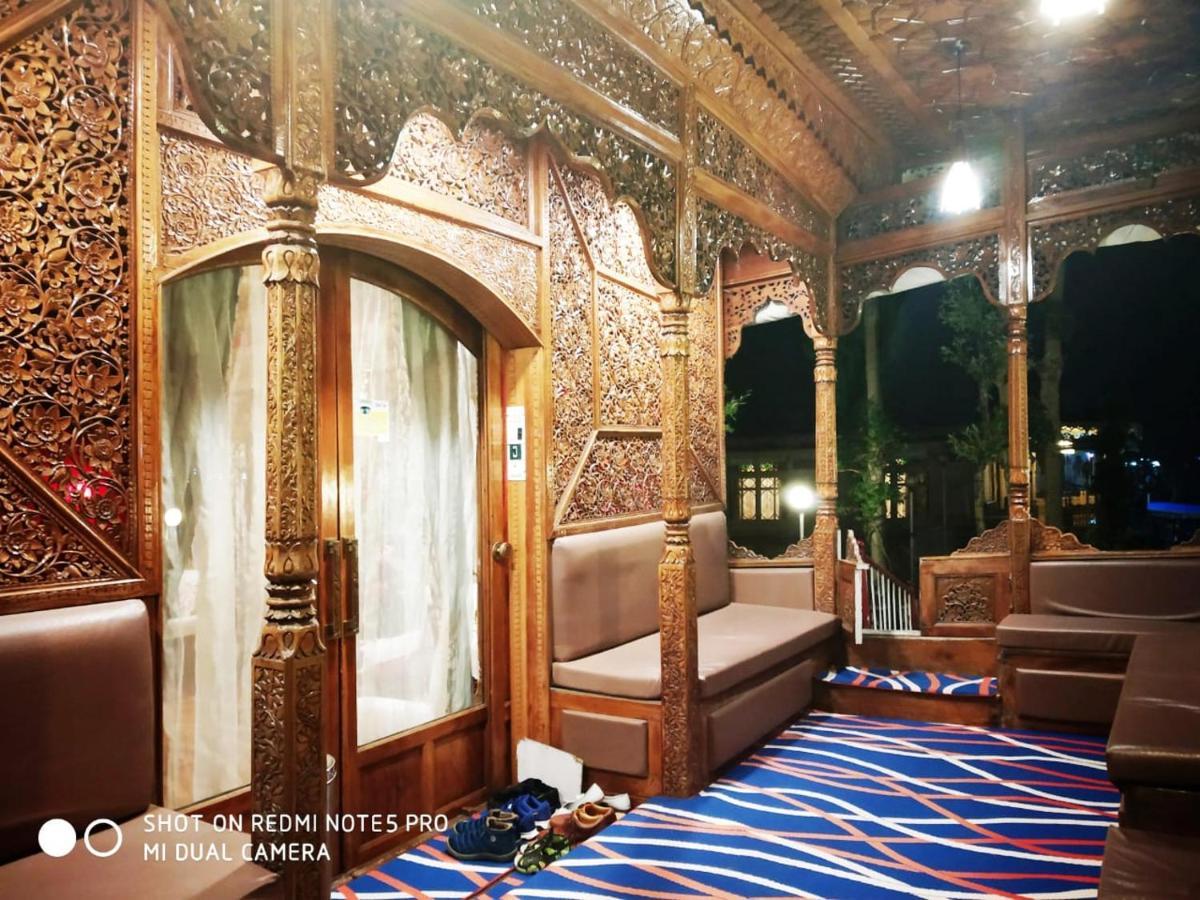 ホテルThe Mughal Sheraton Houseboat Durgjan エクステリア 写真