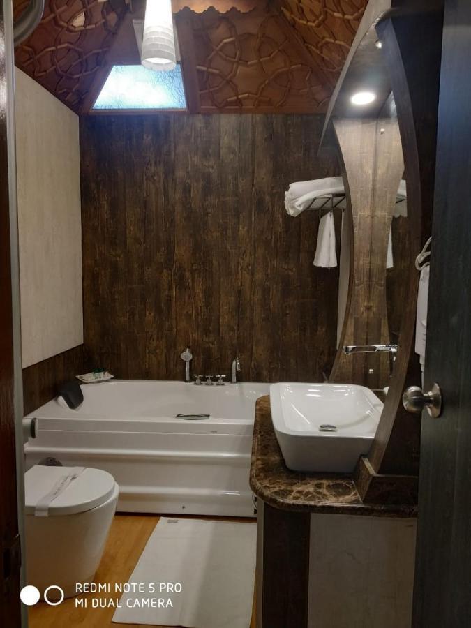ホテルThe Mughal Sheraton Houseboat Durgjan エクステリア 写真
