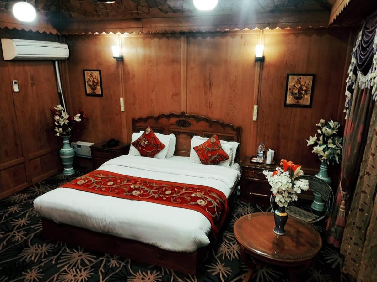ホテルThe Mughal Sheraton Houseboat Durgjan エクステリア 写真