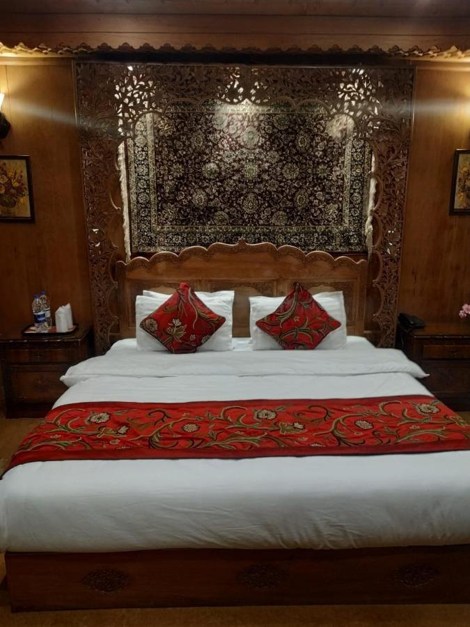ホテルThe Mughal Sheraton Houseboat Durgjan エクステリア 写真