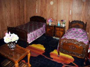 ホテルThe Mughal Sheraton Houseboat Durgjan エクステリア 写真